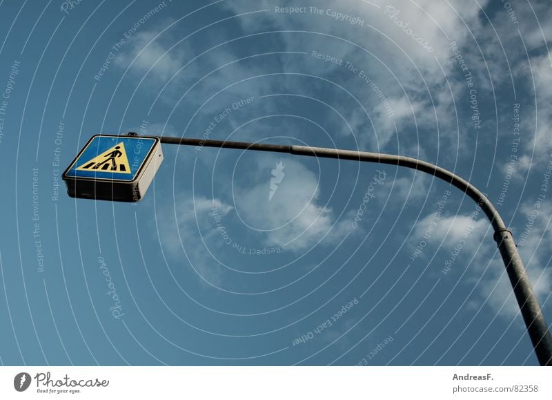 Fußgängerüberweg Schüler Verkehr gefährlich Fußgängerübergang Sicherheit Zebrastreifen stoppen Straßenverkehr Straßenverkehrsordnung Hinweisschild Ampel Wolken