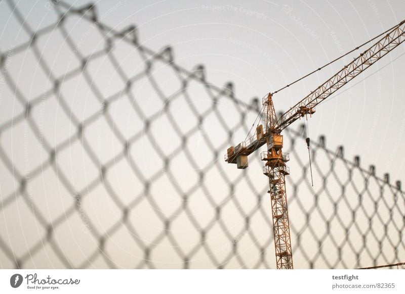 baustelle Kran Zaun Maschendraht Gebäude Baukran Industrie eltern haften für ihre kinder wir bauen für sie... auf dem bau hier entsteht.. häuslebauen Himmel