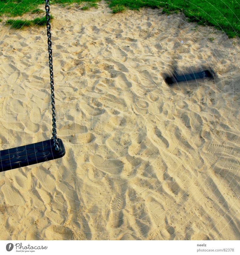 verschwunden spurlos Torf Schaukel Spielplatz toben verlieren Grünfläche beige Grasnarbe Diebstahl Angst Panik Freude Einbuße Beraubung verloren Sand Rasen