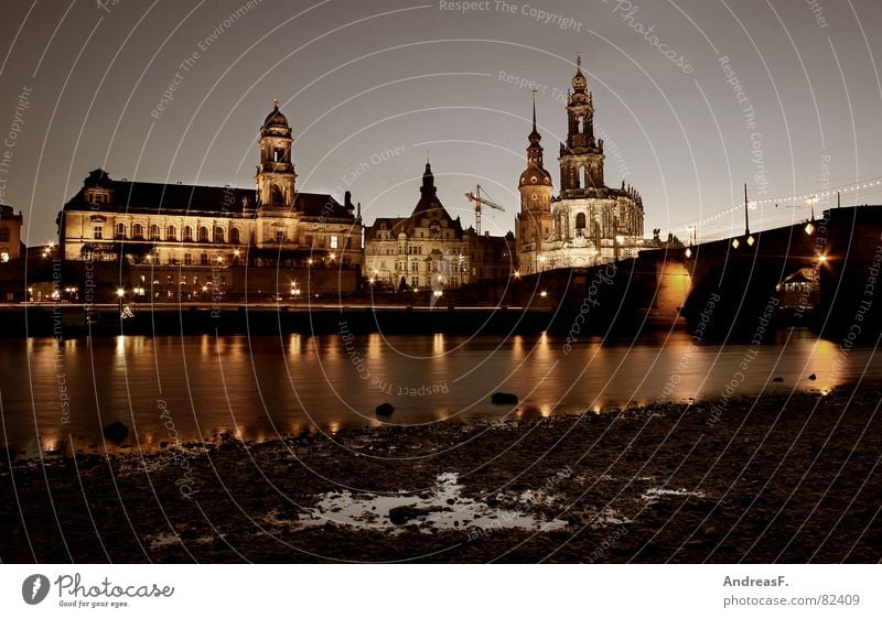 Dresden Sachsen historisch Semperoper Nacht Pfütze Lichterkette Sanieren Altertum antiquarisch ruhig Brühlsche Terrasse Dresden bei Nacht Striezelmarkt Elbe