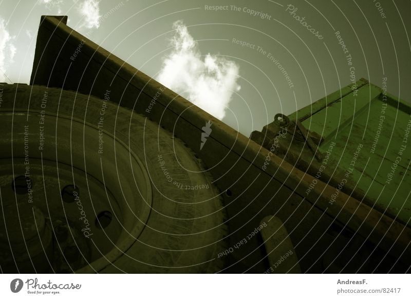 abgestellt Felge laden Ladefläche Schrott Lastwagen Gewicht Müll TÜV Prüfer Eisen Stahl Rost Landwirtschaft Schrottplatz Gummi Müllbehälter Fernfahrer entsorgen