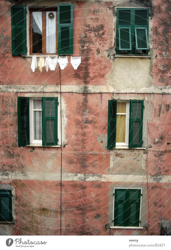 Italian Omi :) Italien Fenster Fensterladen Unterhose Wäscheleine Backstein Mauer Wand Vorhang grün rot Stillleben Haus ruhig Ferien & Urlaub & Reisen Erholung