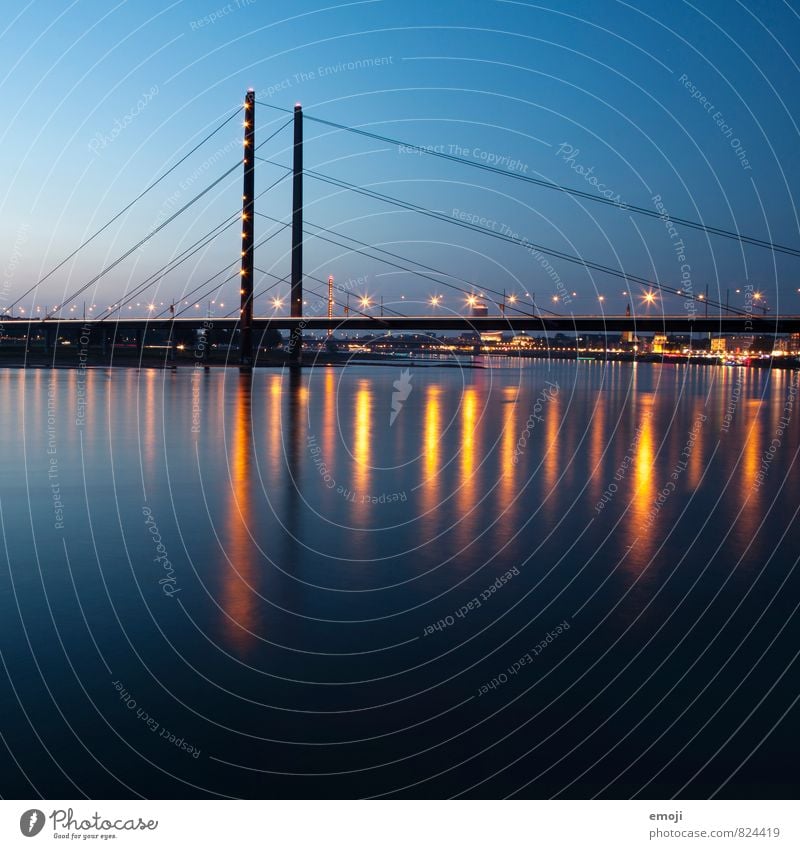 Düsseldorf Himmel Fluss Stadt Skyline Brücke Sehenswürdigkeit blau Energie Farbfoto Außenaufnahme Menschenleer Nacht Langzeitbelichtung Panorama (Aussicht)