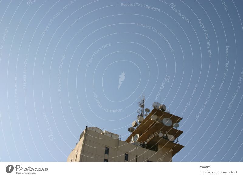 CTRL Himmel Beirut Architektur control sky satelite building low angle blue