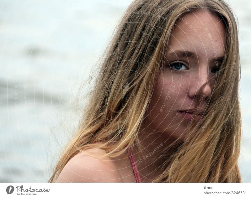 Nelly feminin Junge Frau Jugendliche 1 Mensch Wasser Wellen blond langhaarig beobachten Denken Blick träumen dunkel schön Gefühle Wachsamkeit Vorsicht