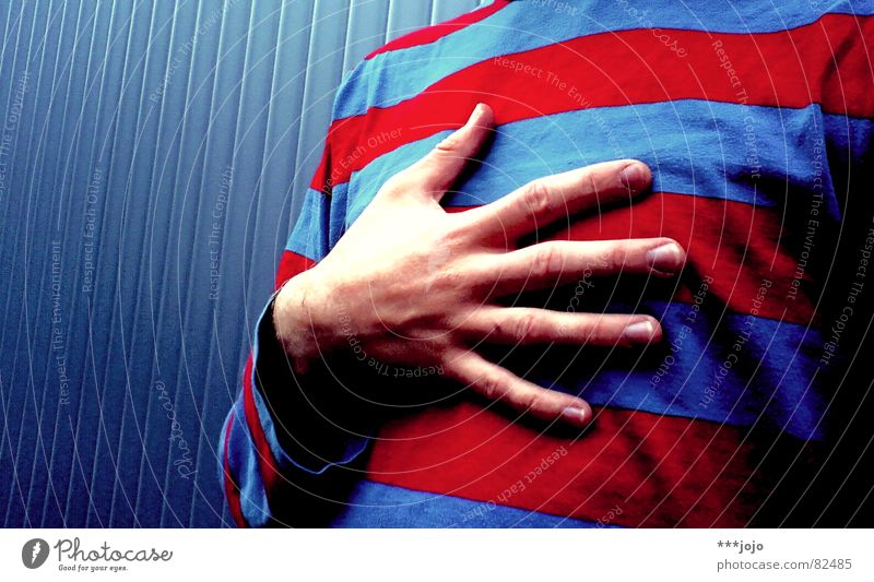 hand aufs herz Hand Streifen rot Wellblech Schwimmbad Finger Pullover Streifenpullover gestreift vertikal horizontal kopflos Selbstportrait Oberkörper Herz Halt