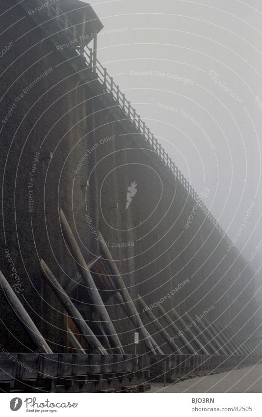 'ne Schwarzdornwand Badeort Kur Kurpark Salzwerk Saline technisch Denkmal Therapie inhalieren Kurort Luft Niedersachsen Holz Nebel feucht Hochformat Wand