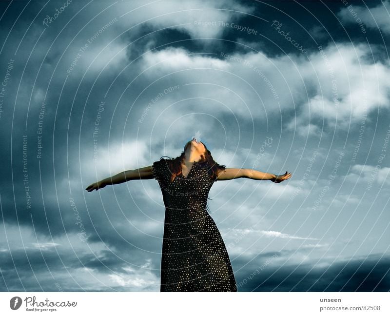 all things Freiheit Sommer Frau Erwachsene Arme 1 Mensch Himmel Wolken Kleid atmen stehen Tanzen ästhetisch frei Glück Unendlichkeit schön feminin blau Stimmung