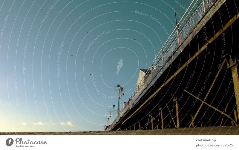 land ahoy I Anlegestelle Zaun Strand England Lampe hart Great Yarmouth Himmel Wolken Küste historisch Pfosten Nordsee britania sea railings posts iron boltzen