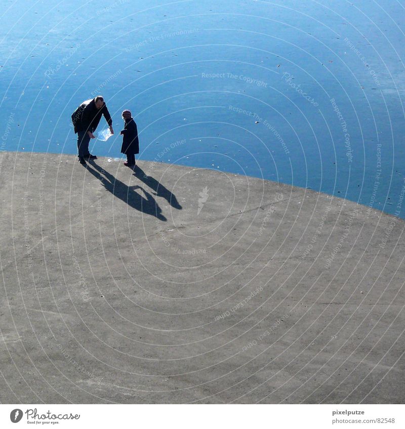 eiskalte spielchen See Eisverkäufer Runde Sache Geplätscher Beton hart rund Plattform Vater Tochter Kind stehen Schatten geschwungen lecker Eisscholle Gewässer