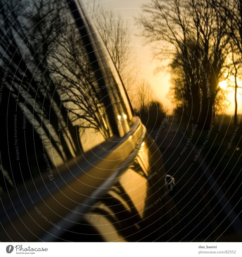 turn around ³ Wagen Fernstraße Fahrtwind unterwegs Verkehrsmittel Geschwindigkeit Reflexion & Spiegelung Sonnenuntergang Physik Herbst kalt Baum Fenster