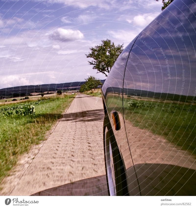 Airbrush ?  II Fußweg Baum Baumreihe fahren Kotflügel Reflexion & Spiegelung Spiegelbild Horizont Wolken grün Straßenbelag Beschleunigung PKW Geschwindigkeit