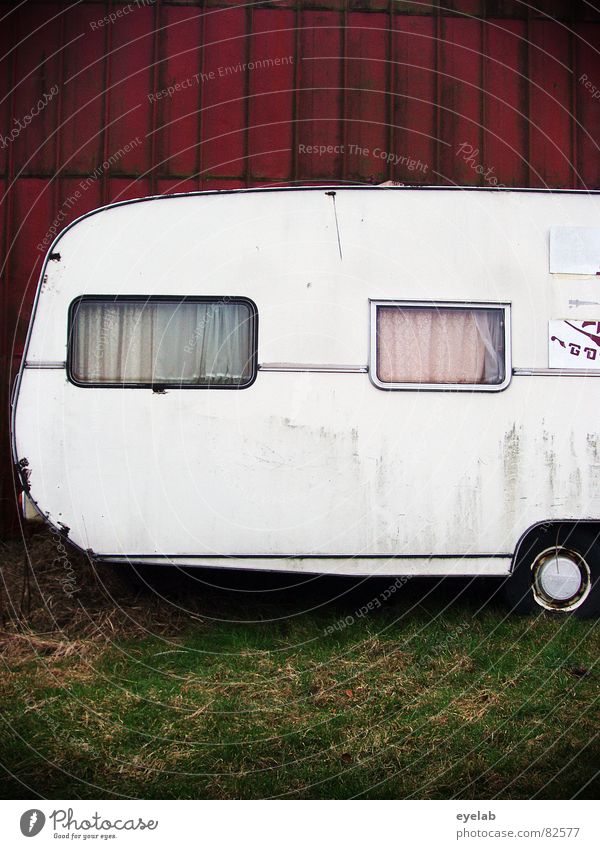 Mobilität ist schlimmer als Heimweh notleidend Wohnwagen Fenster Zirkus Ferien & Urlaub & Reisen Blech Gardine Wand rot trist Ödland Gras unterwegs Spritztour