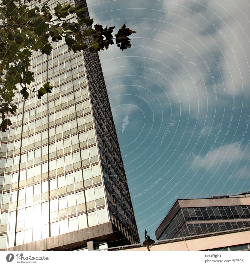 last exit utopia | 2 Konzernzentrale utopisch Klotz Quader seltsam Gebäude Lampe Hochhaus Zukunft kalt Wolken schlechtes Wetter Beton Stahl gekrümmt Einsamkeit