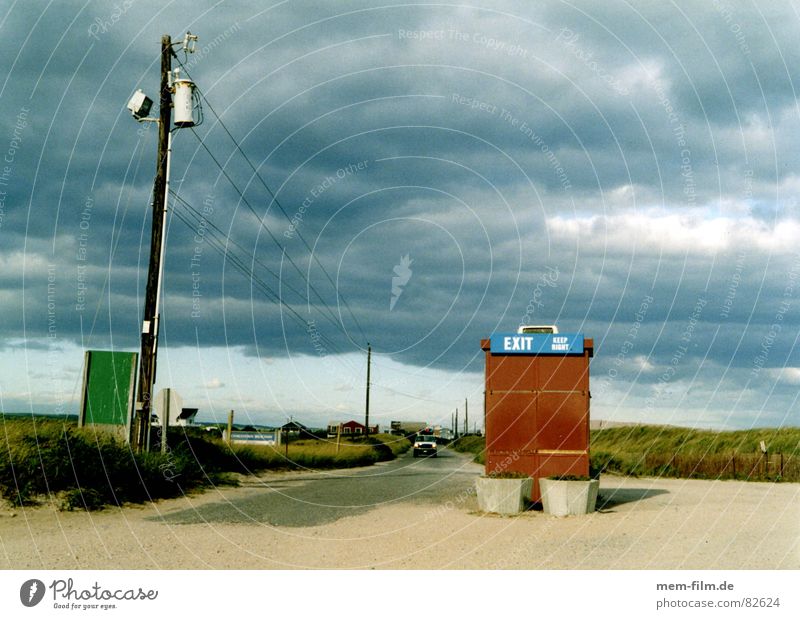 exit Sturm Strand Wolken Parkplatz Abstellplatz Badestelle Regen Gewitterregen Ostküste Ausweg leer Herbst Küste starker wind USA new england lobster