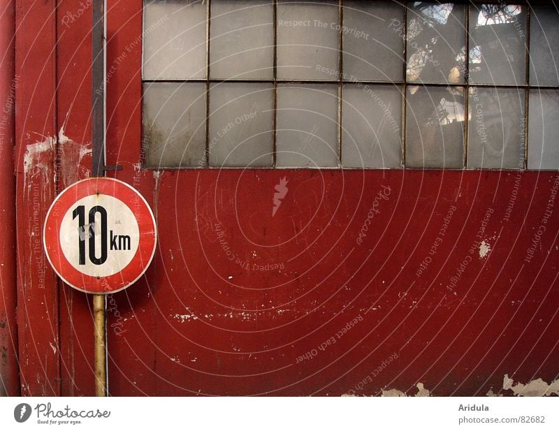 10km Kilometer Tachometer langsam Kilometer pro Stunde Geschwindigkeit Verkehr rot Sicherheit Wand Fenster Reflexion & Spiegelung Baum Verfall Zutritt Zugang