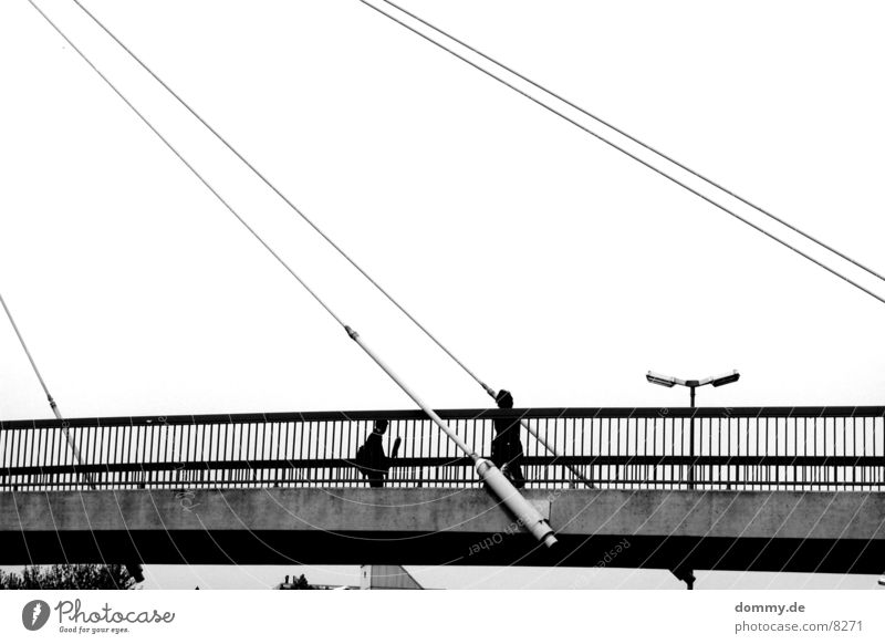 Hängebrücke schwarz dunkel begegnen Brücke Mensch Schwarzweißfoto weis Tag alt