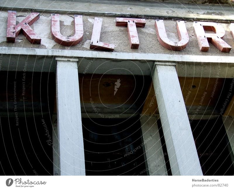 Kulturruine Ruine Haus Palast schäbig Verfall Detailaufnahme Architektur verfallen Kulturhaus Säule DDR Wandel & Veränderung Ende aus und vorbei