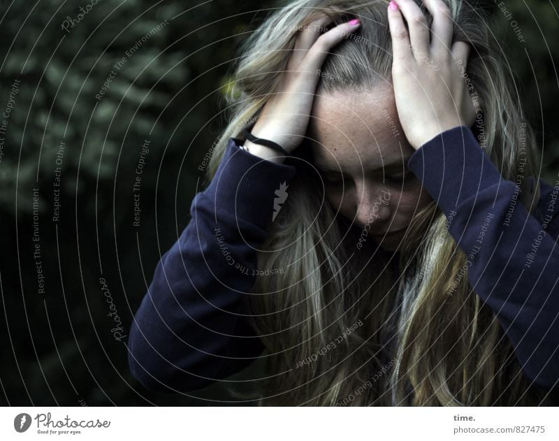 omg feminin Junge Frau Jugendliche 1 Mensch T-Shirt blond langhaarig festhalten dunkel authentisch Traurigkeit Sorge Trauer Müdigkeit Unlust Enttäuschung