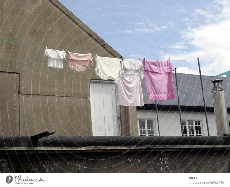 Buntwäsche Wäsche waschen Waschtag Hinterhof Haus rosa Bauernhof