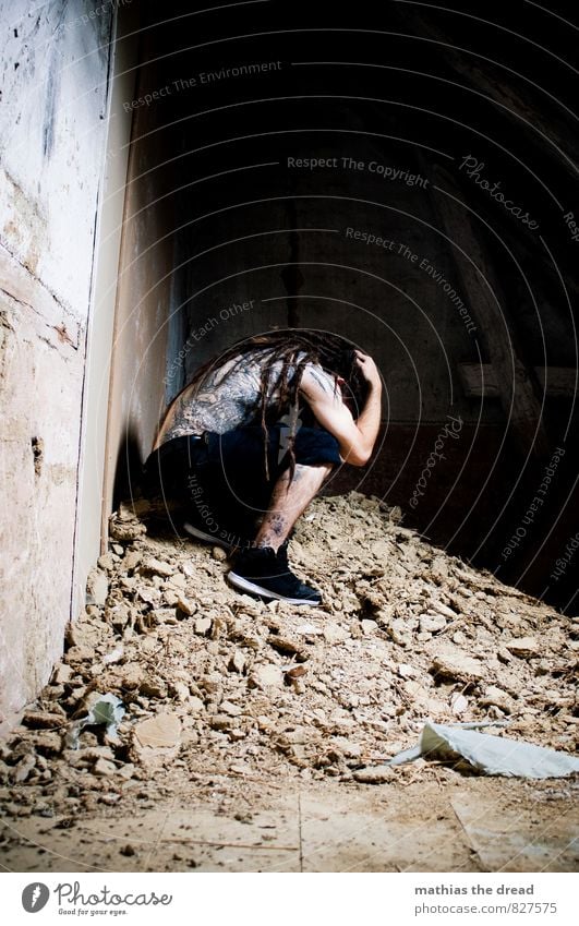 TRÜMMERHAUFEN Mensch maskulin Junger Mann Jugendliche Industrieanlage Fabrik Ruine Gebäude Architektur hocken Traurigkeit Gefühle Stimmung Schutz Geborgenheit