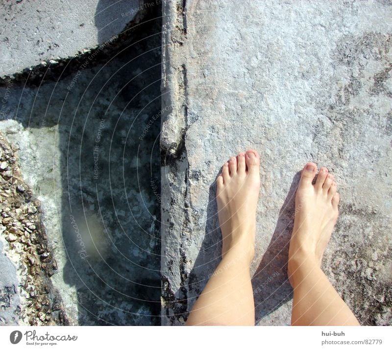 Beinfreiheit Zehen Nagel Mauer Beton zerfressen Meer Muster gehen dreckig Stein Mineralien oben dümpel Beine Fuß Wasser Linie Wege & Pfade laufen warten Blick