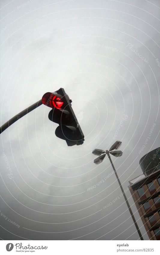 Urbane Interaktion Ampel Haus Gebäude Hochhaus Lampe Laterne Wolken Fenster grau rot Stadt Verkehr Verkehrsstau Sehnsucht Hoffnung Stimmung Trauer Einsamkeit