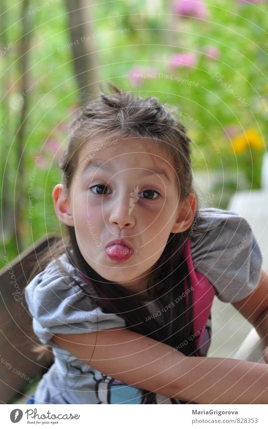 Lächelndes Mädchen streckt seine Zunge aus. Lifestyle schön Spielen Garten Kopf 1 Mensch 3-8 Jahre Kind Kindheit Sommer Pflanze Blume genießen Blick Coolness