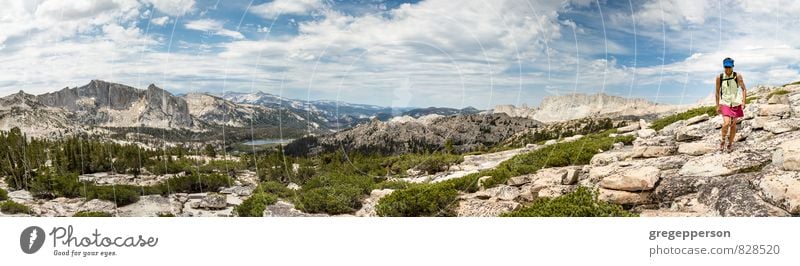 Wanderer in der Yosemite Wildnis. Abenteuer Berge u. Gebirge wandern Klettern Bergsteigen Frau Erwachsene 1 Mensch 30-45 Jahre Wolken selbstbewußt Tatkraft