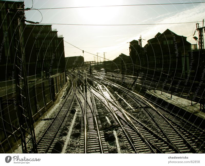 Alte Bahnstrecke Eisenbahn Gleise Öffentlicher Personennahverkehr Verkehr Bewegung schwarz dunkel Haus grau Bahnhof Industriefotografie Brücke