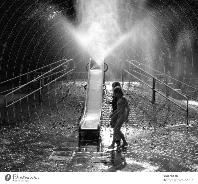 Wasserspielplatz_01 Schwarzweißfoto Außenaufnahme Licht Schatten Kontrast Spielen Sommer Klettern Bergsteigen Kind Kindheit 2 Mensch 8-13 Jahre Nebel Wärme Park