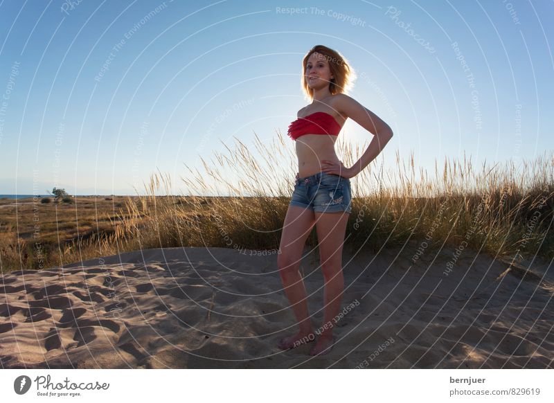 on the beach Mensch feminin Junge Frau Jugendliche Erwachsene 1 18-30 Jahre Landschaft Sand Sommer Strand stehen blau rot Ferien & Urlaub & Reisen Bikini Top