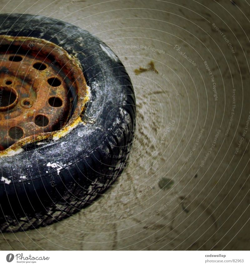 reifenprüfstrand Felge Rust Strand verloren kaputt Küste Vergänglichkeit Verkehr knackered verworfen jetsam tyre flotsam rim discarded wheel old lost