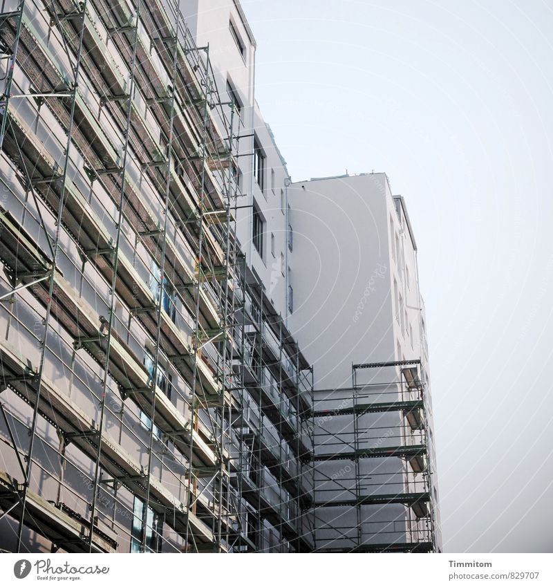 Gerüstet. Himmel Hochhaus Fassade Fenster Holz Metall warten einfach grau weiß Schatten stagnierend Farbfoto Gedeckte Farben Außenaufnahme Menschenleer Tag