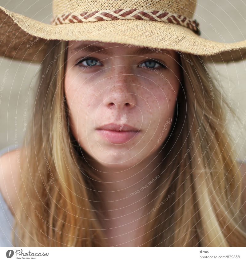 . feminin 1 Mensch T-Shirt Hut blond langhaarig beobachten Blick schön Zufriedenheit Willensstärke Mut Wachsamkeit gewissenhaft Vorsicht geduldig ruhig