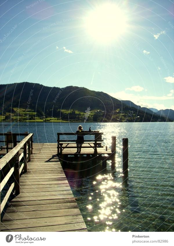 nachher Waldsee Steg Holz Reflexion & Spiegelung genießen Sommer Fähre Gebirgssee Anlegestelle Physik heiß Holzfußboden Schifffahrt Wasserstraße charmant