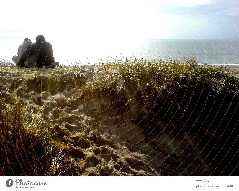 randstromanze 2 Strand Meer Gras Frau Zusammensein gelb Sonnenstrahlen Vertrauen Licht Gegenlicht Sommer Zuneigung Wellen Physik anlehnen