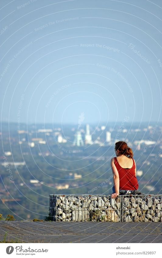 Ausblick Mensch feminin Junge Frau Jugendliche Erwachsene Rücken 1 30-45 Jahre Bochum Ruhrgebiet Stadt ruhig Sehnsucht Heimweh Ferne Horizont Farbfoto