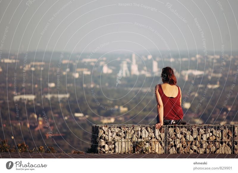 Himmel über Bochum Mensch feminin Frau Erwachsene 1 Ruhrgebiet Stadt Skyline Blick sitzen Fernweh Freiheit Perspektive Ferne Aussicht Farbfoto Gedeckte Farben