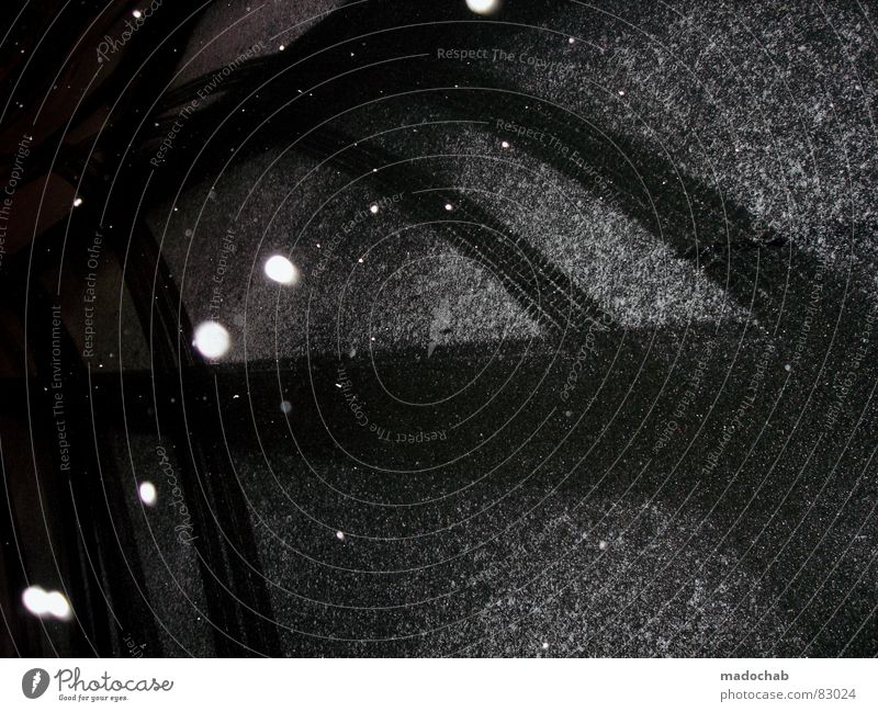 HIER ISSA Schneeflocke Schneefall Verkehr Winter kalt Eis Reifenspuren Vergangenheit Schneeschmelze schmelzen dunkel Nacht Schneesturm Schilder & Markierungen