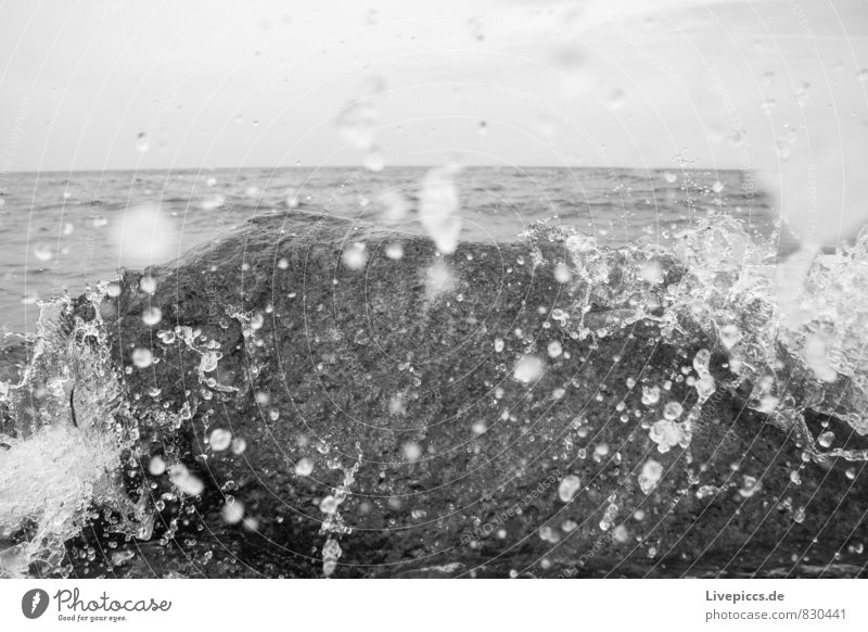 leicht feucht Umwelt Natur Landschaft Wasser Wassertropfen Himmel Wolken Sommer Wellen Küste Strand Ostsee Stein Flüssigkeit frisch natürlich wild grau schwarz