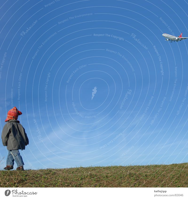 fluglotsin Kind Flugzeug Maschine Mütze Wiese gehen klein Jacke Schuhe Kleinkind Düsenflugzeug grün Passagierflugzeug Fluggerät Himmel Gras Planet Grünfläche