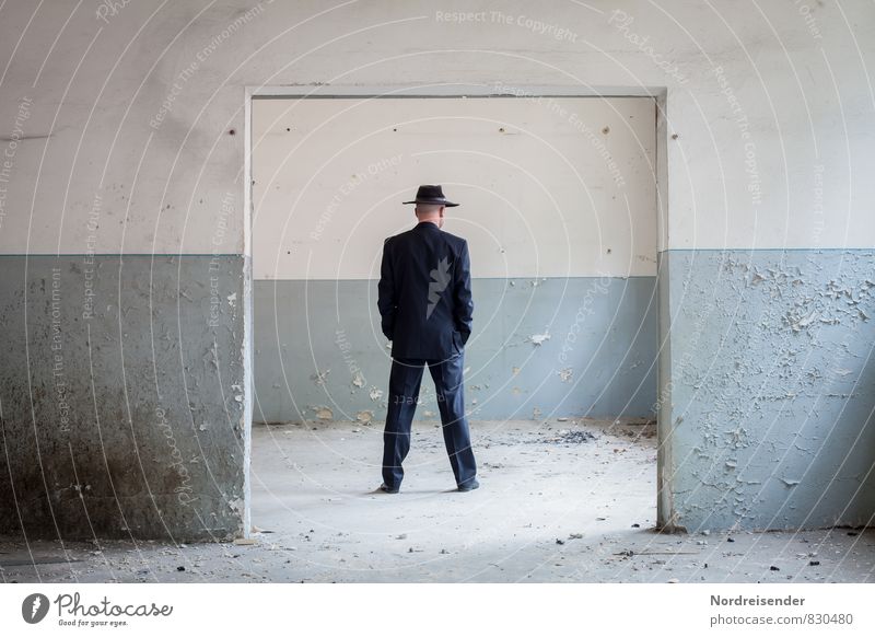 Innehalten Business Ruhestand Feierabend Mensch maskulin Mann Erwachsene 1 Haus Bauwerk Gebäude Architektur Mauer Wand Tür Wege & Pfade Anzug Hut stehen kaputt