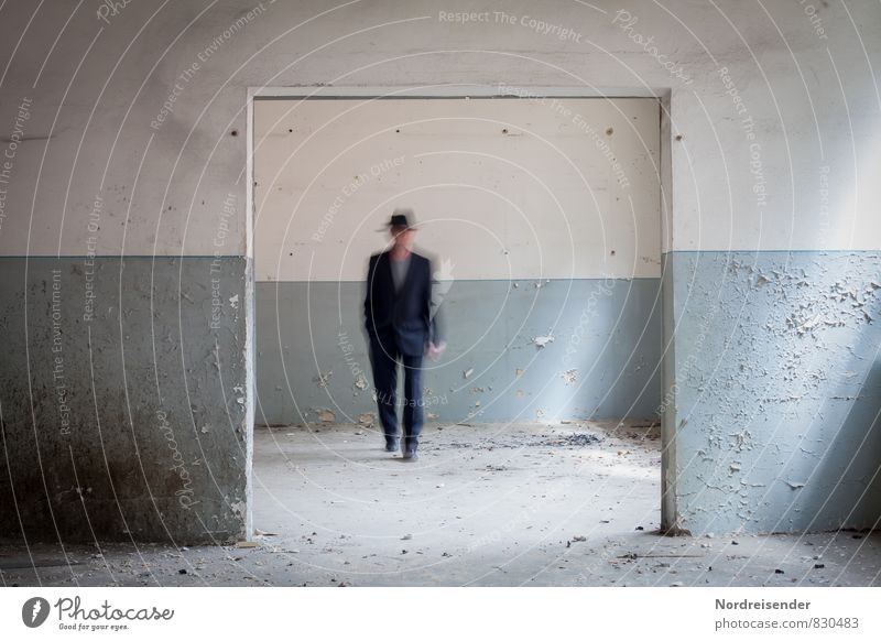 Erinnerung Renovieren Innenarchitektur Raum Ruhestand Mensch maskulin Mann Erwachsene 1 45-60 Jahre Architektur Mauer Wand Tür Anzug Hut dreckig blau weiß Leben