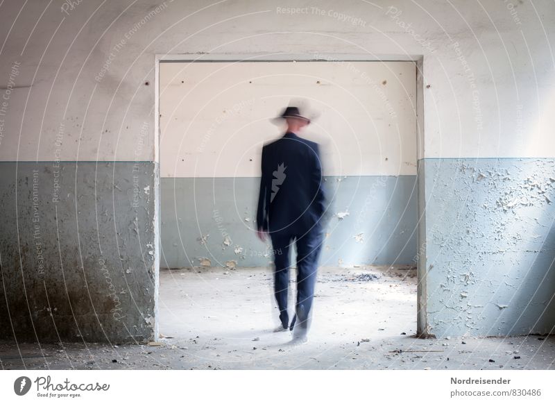 Fehl am Platz | Dimensionstor Zeitmaschine Mensch maskulin Mann Erwachsene 1 Bauwerk Architektur Mauer Wand Tür Wege & Pfade Anzug Hut laufen blau weiß