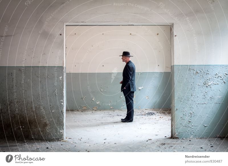 Nachdenken..... Lifestyle Renovieren Innenarchitektur Raum Mensch maskulin Mann Erwachsene Leben 1 45-60 Jahre Architektur Mauer Wand Tür Wege & Pfade Anzug Hut