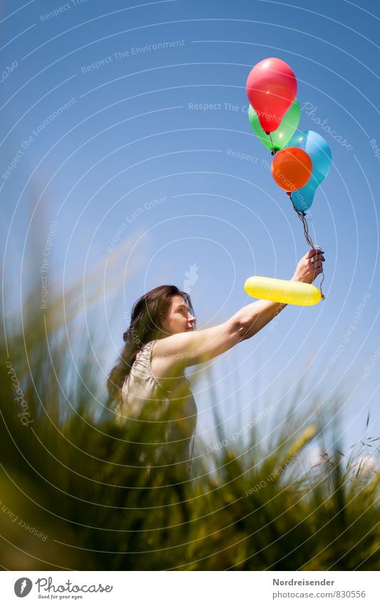 Mädchenbild Lifestyle Freude Glück harmonisch Wohlgefühl Sommer Mensch feminin Junger Mann Jugendliche Frau Erwachsene 1 Natur Wolkenloser Himmel Schönes Wetter