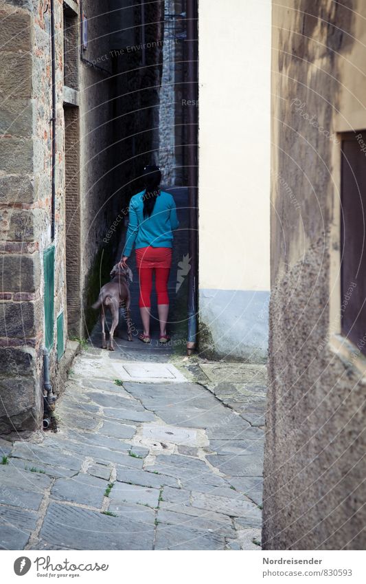 In den Gassen von Loro Ciuffenna Lifestyle Tourismus Mensch feminin Frau Erwachsene Leben 1 Kleinstadt Altstadt Haus Gebäude Architektur Mauer Wand Fußgänger