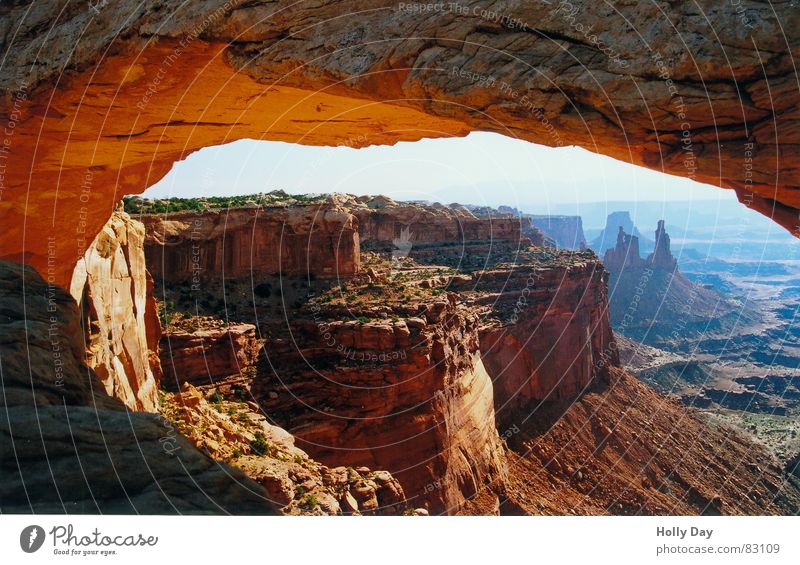 Sunrise at Mesa Arch Canyonlands National Park Sonnenaufgang Durchblick Schlucht Nationalpark Morgen 2006 Utah Panorama (Aussicht) orange Amerika Felsvorsprung