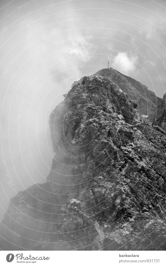 schwindelig | ganz da oben Klettern Bergsteigen wandern Natur Urelemente Erde Luft Himmel Wolken Nebel Felsen Berge u. Gebirge Allgäuer Alpen Kreuz Gefühle